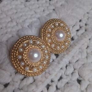LES BERNARD Signed Vtg 80s Large Disc Faux Pearl Earrings Clip-on Old Money Gold